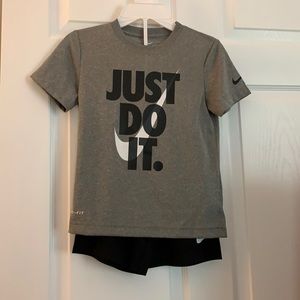 Boys 2-piece Nike shirt + shorts set